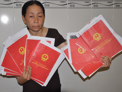 Ôm hàng chục sổ đỏ vẫn trắng tay