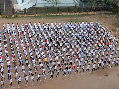 Cận cảnh sinh viên Tài chính nhảy flashmod xếp hình