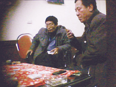 Ông Nguyễn Thường Phi (phải) trên chiếu bạc tại gia Ảnh lấy từ video clip của PV