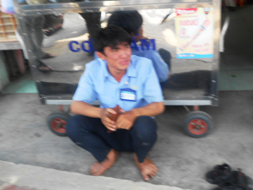 Mất xe máy quá nhanh, nam sinh bật khóc