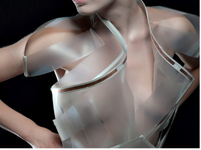 Tim đập càng nhanh, váy càng... trong suốt