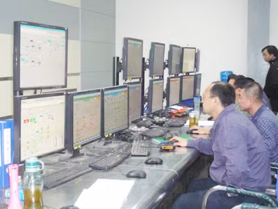 Các kỹ sư Trung Quốc làm việc tại Nhà máy nhiệt điện Cẩm Phả (Quảng Ninh)	Ảnh: Phong Cầm