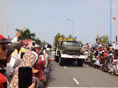 “Đại tướng, Đại tướng, Đại tướng về rồi…”
