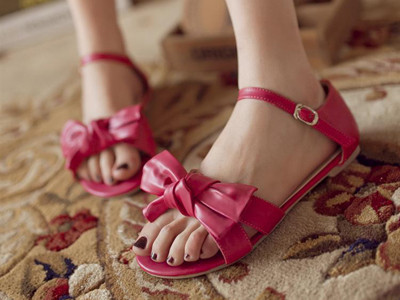 Chân thon 'ôm lấy' sandal càng xinh