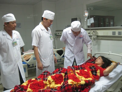 20 du khách nhập viện vì ngộ độc thức ăn