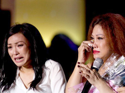 Siu Black nghẹn ngào bên cạnh sự chia sẻ của Phương Thanh và bạn bè trong đêm diễn 11.8. Ảnh: Thành Luân