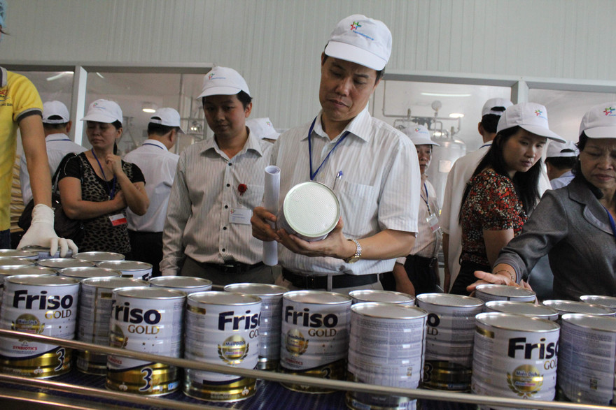 Các học viên tham quan dây chuyền sản xuất tại nhà máy