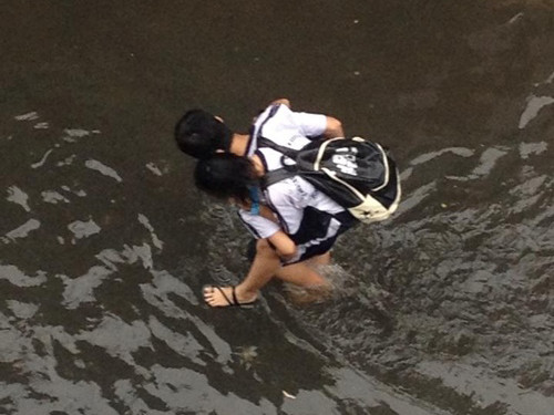Teen Sài thành cõng nhau lội 'sông' đến trường