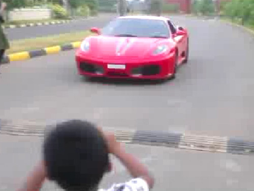 2 nhóc tì lái siêu xe, bay trên đường