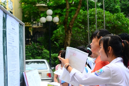 Thí sinh đến làm thủ tục dự thi vào ĐH Công đoàn sáng nay (8-7)