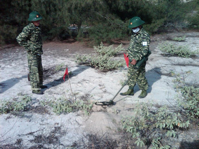 Phát hiện quả đạn pháo dưới chân cầu