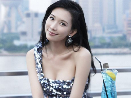 Muôn kiểu 'quảng cáo' vòng một của Lâm Chí Linh