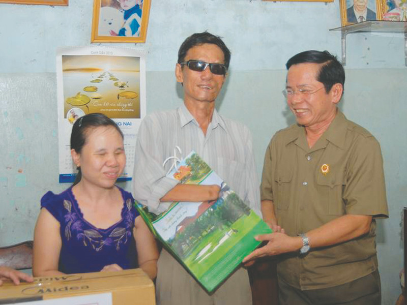 Anh hùng Lao động Lê Văn Kiểm tặng sổ tiết kiệm và quà cho gia đình thương binh nặng Lê Nhật Tân tại Đồng Nai