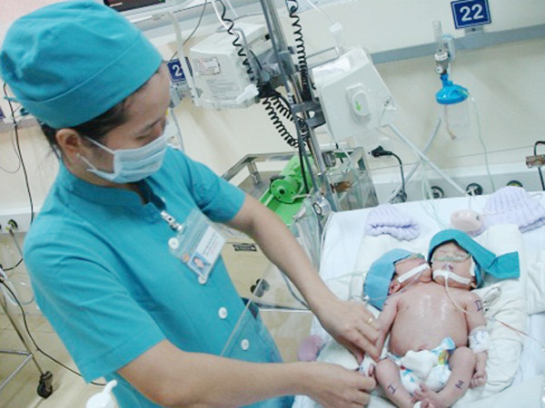 Bé hai đầu được chăm sóc ở Khoa chuyên sâu sơ sinh - BV Nhi đồng 1
