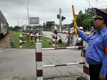 Thai phụ lao ra đường sắt cứu người