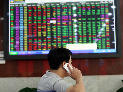 Nhà đầu tư thấp thỏm xem nhiệt kế thị trường Ảnh: Minh Đức