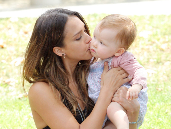 Ngọt ngào khoảnh khắc mẹ và bé của sao Hollywood