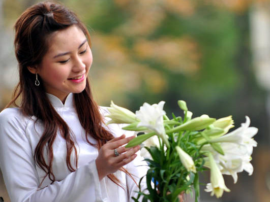 Thiếu nữ Hà thành dịu dàng bên Hoa loa kèn