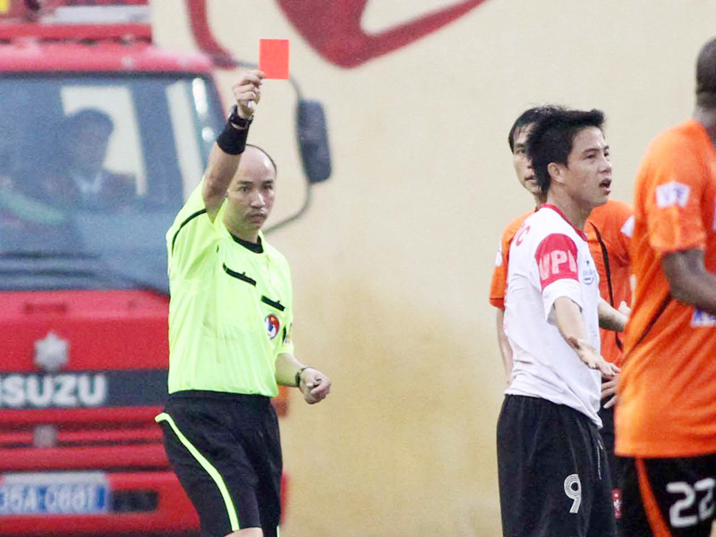 Ai gây sức ép lên trọng tài?