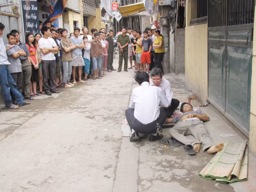 Nam thanh niên chết bên lề đường