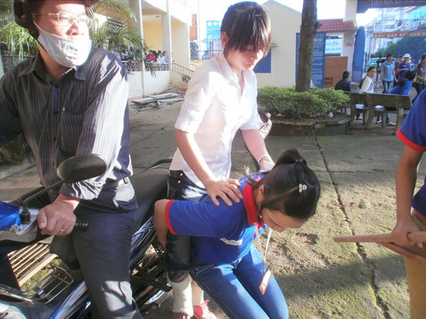 Hồng được sinh viên tình nguyện cõng vào phòng thi