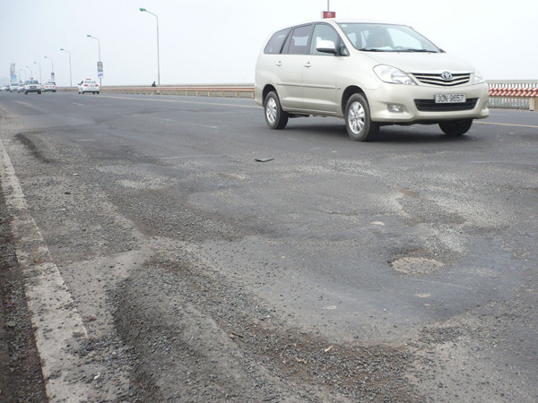 Chậm sửa mặt cầu Thăng Long do thời tiết