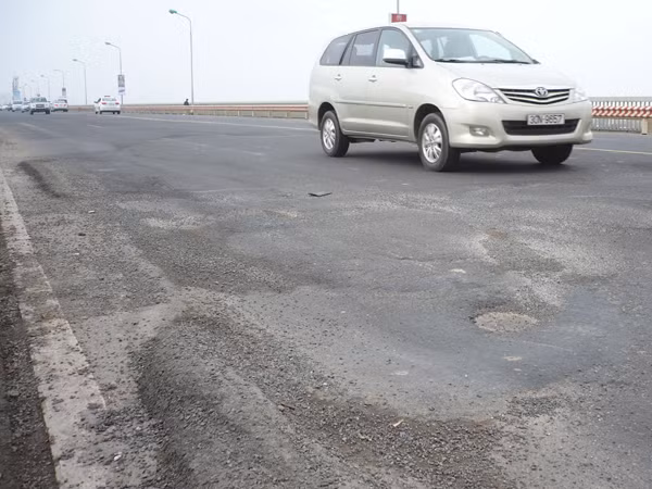 Chậm sửa mặt cầu Thăng Long do thời tiết