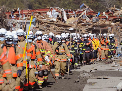 Các lực lượng cứu hộ vẫn tích cực tìm kiếm người mất tích trong trận động đất, sóng thần hôm 11-3	Ảnh: Kyodo
