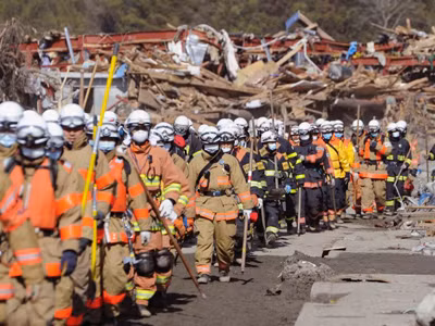 Các lực lượng cứu hộ vẫn tích cực tìm kiếm người mất tích trong trận động đất, sóng thần hôm 11-3	Ảnh: Kyodo