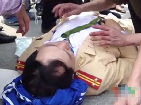 Đâm gẫy chân cảnh sát, hai chị em bỏ trốn