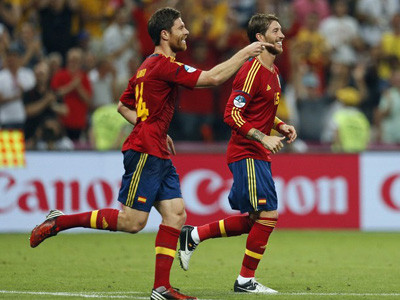 ‘Bò tót’ Tây Ban Nha đá ‘gà’ Pháp về nước