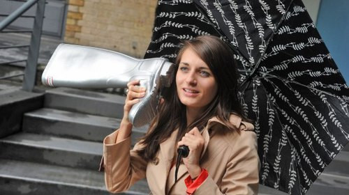 Giày kiêm điện thoại giá hơn 80 triệu đồng