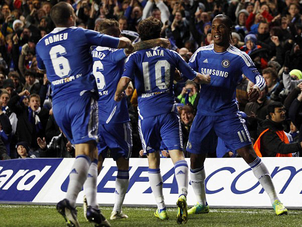 Chelsea vượt khó giành ngôi đầu