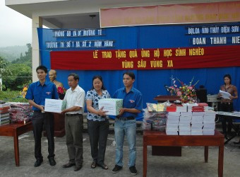 Tặng 200 áo đồng phục cho học sinh nghèo vùng cao