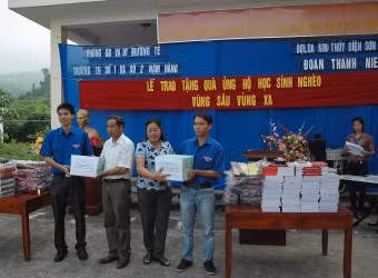 Tặng 200 áo đồng phục cho học sinh nghèo vùng cao