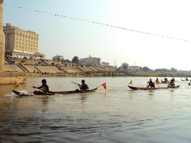 Đua thuyền độc mộc đầu Xuân Nhâm Thìn