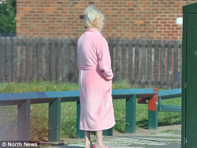 Không được mặc đồ ngủ đi đón con