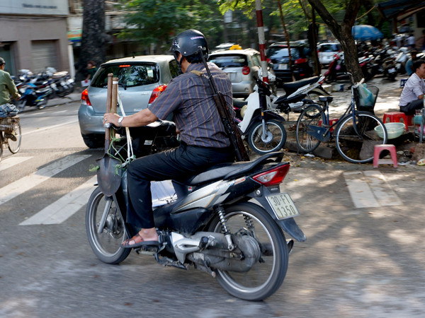 Tay cầm xẻng, vai khoác súng