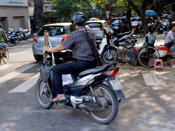 Tay cầm xẻng, vai khoác súng