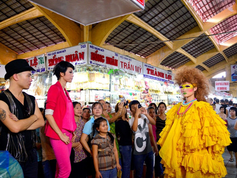 Thí sinh Next Top Model 'đại náo' chợ Bến Thành