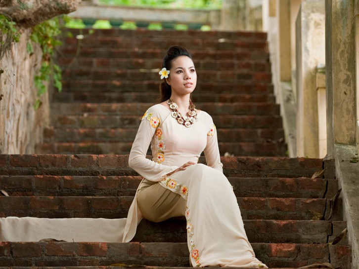Bảo Trân nữ tính cùng áo dài