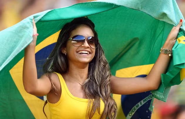 Bóng hồng tạo dáng trên khán đài Confed Cup 2013
