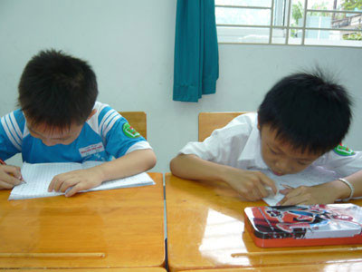 Giáo viên thuê xe chở học sinh về nhà học thêm