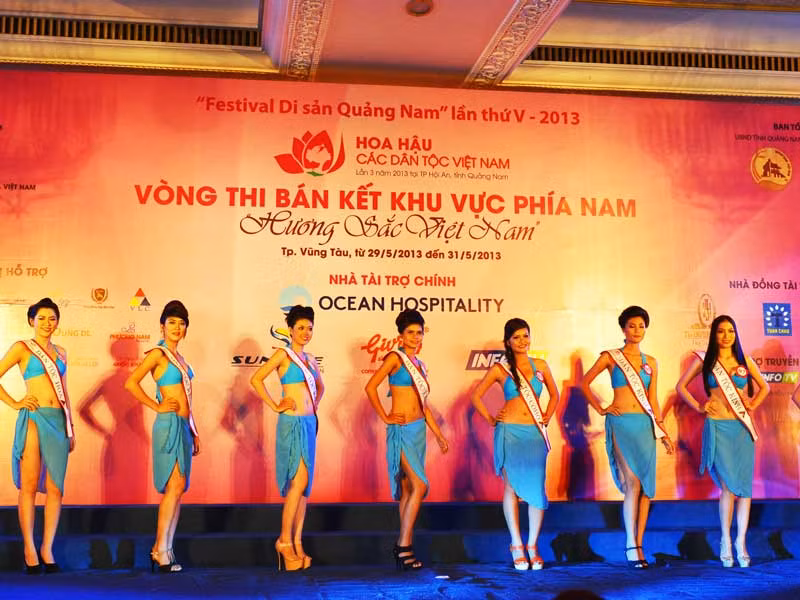 56 thiếu nữ dân tộc thi trình diễn áo tắm