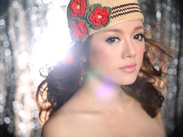 Lý Nhã Kỳ lả lơi vai trần