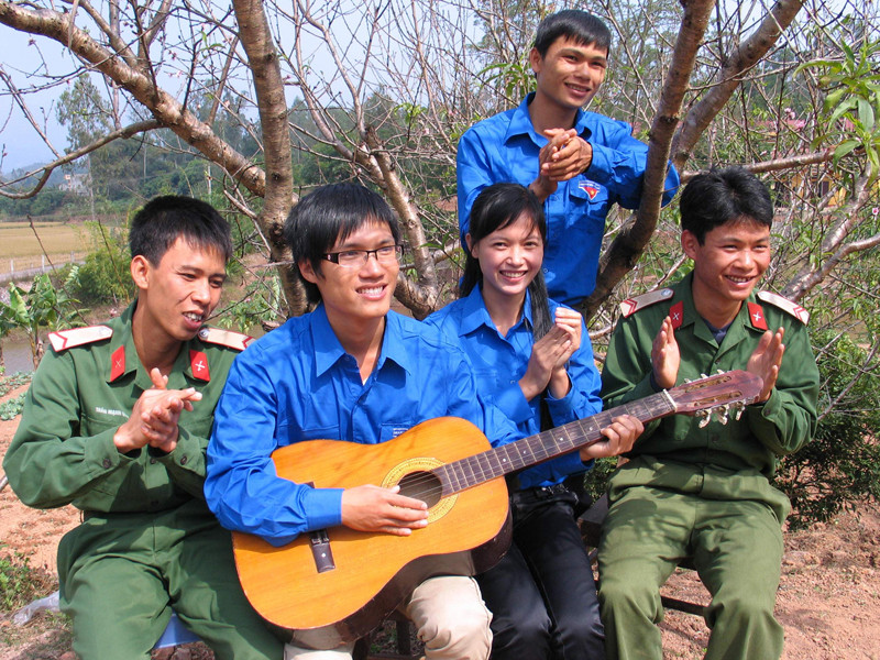 Phút thảnh thơi của bộ đội và thanh niên tình nguyện Đoàn KTQP 338