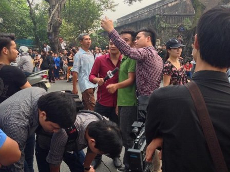 Dân mạng phẫn nộ về ảnh ‘tạo dáng’ tại Lễ Quốc tang