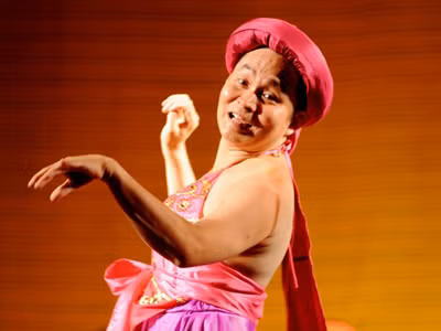 Xuân Hinh giả gái trong 'Cao Bá Quát'