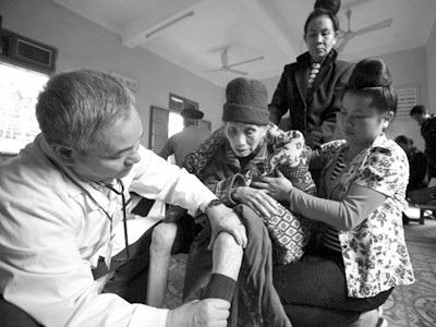 Vào giai đoạn chuyển mùa và mùa đông giá lạnh, những người mắc bệnh khớp cảm nhận rõ rệt hơn tình trạng đau nhức, tê cứng, khó cử động