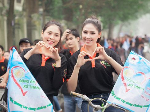 Nguyễn Thị Loan đạp xe quyên góp áo ấm cho trẻ nghèo